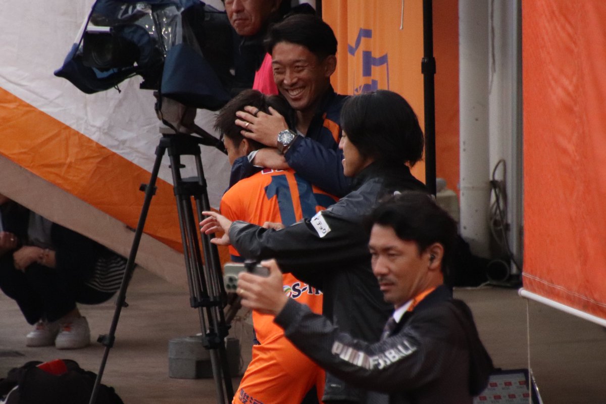 s16_04's tweet image. 西澤くん、輝綺のゴールのあとすぐに走って向かった先に権田さん🥲

#spulse
#権田修一 選手
#西澤健太 選手
#清水エスパルス
#1110vs熊本