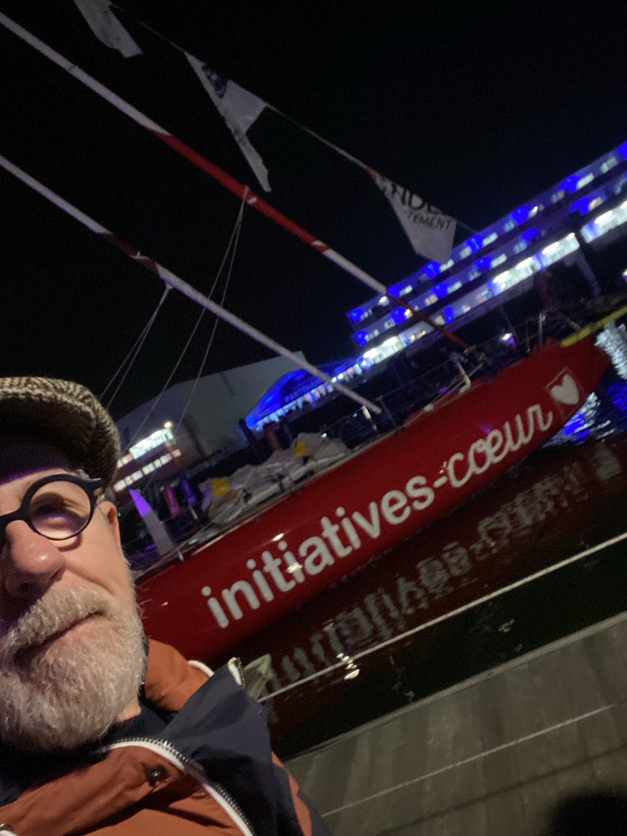 Aux Sables d’Olonne devant le bateau Initiatives coeur de Samantha Davies, quelques heures avant le départ du Vendée Globe👍