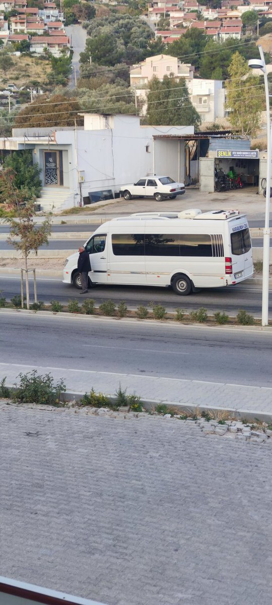 mdevranarslan's tweet photo. Saat 9:05 geçe trafikte aracı durdurup saygı duruşunda bekleyen koca yürekli adam 
#saat9 #saat9.05 #saygiveminnetle #saygı #karaburun #izmir https://t.co/5aXqu1a0Bc