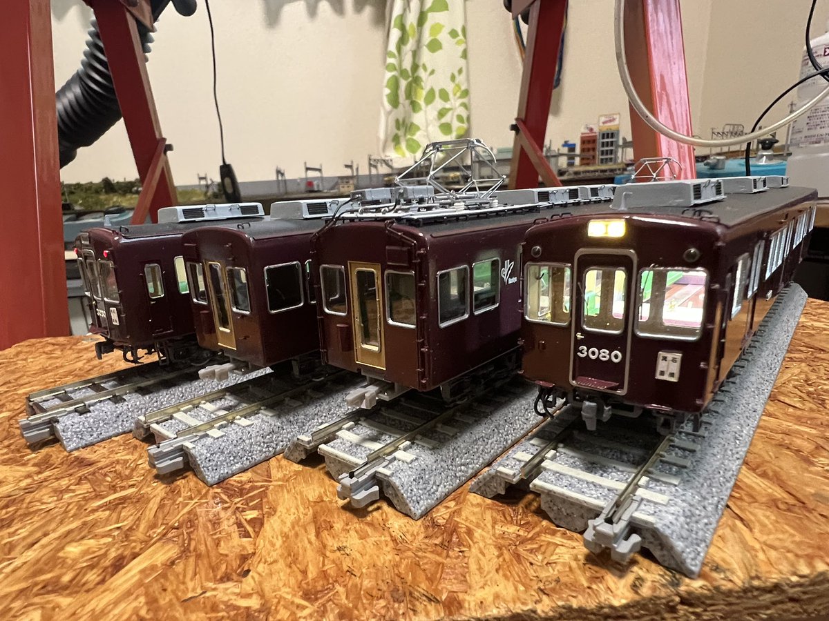 cndgwks's tweet photo. イコマ商会阪急3000系3080F製作記最終回
4ヶ月の工期を経てようやく完成しました。今回HOゲージキット3作目ですが、初めてペーパーキットに挑戦しました。木屋根の削り出しや裾のRなどプラやブラスにはあまりない作業を行い楽しみながら作れました。次はコダマモデル阪神8000系に挑戦です❗️ https://t.co/ZspAa9o30L