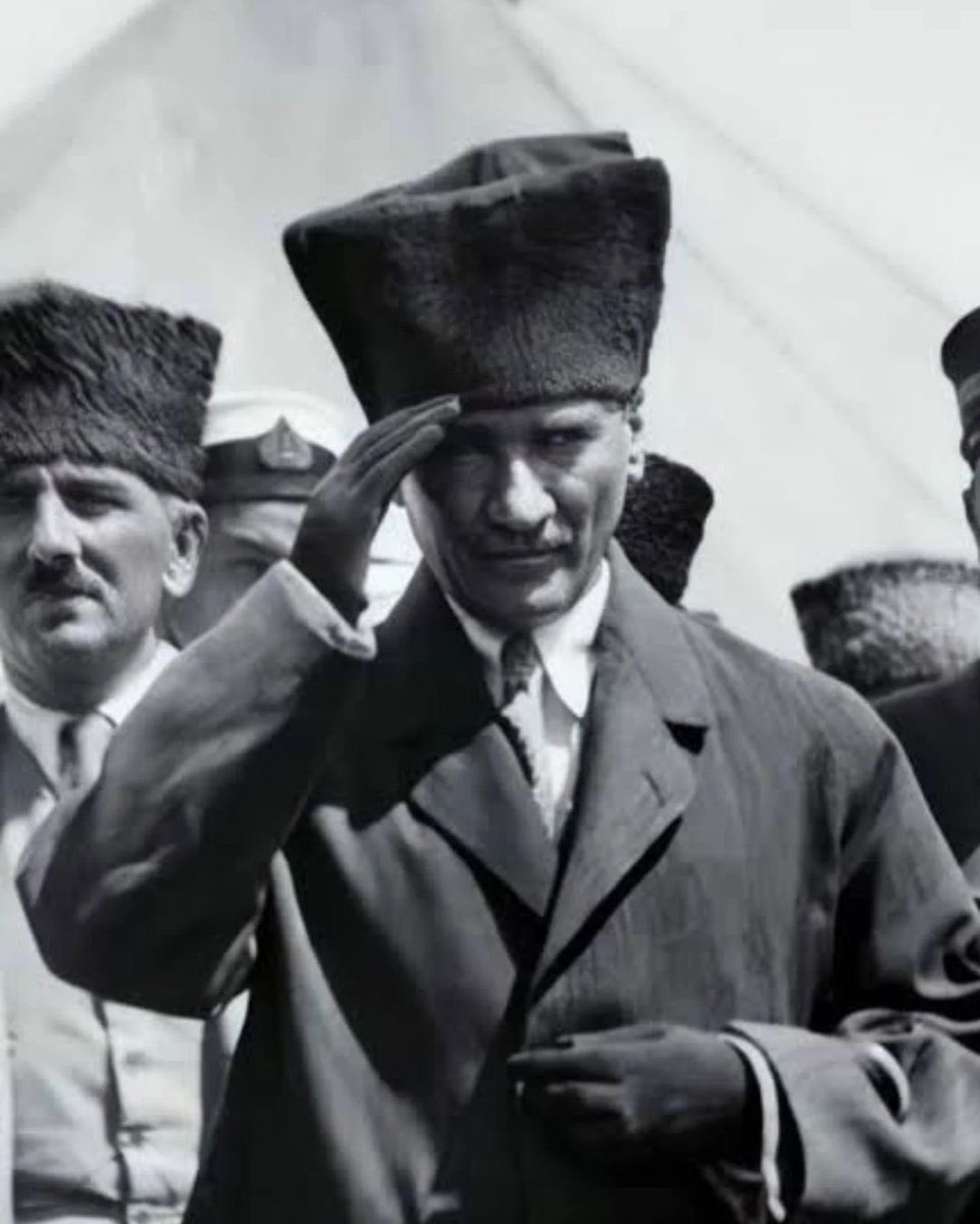troyamuzesi's tweet photo. Açtığın yolda, gösterdiğin hedefe durmadan yürüyeceğimize ant içeriz.

Sonsuza dek saygı, özlem ve minnetle...

#10kasım #Atatürk #Troyamüzesi #Çanakkale #Türkiye https://t.co/9hJt3Gipj8