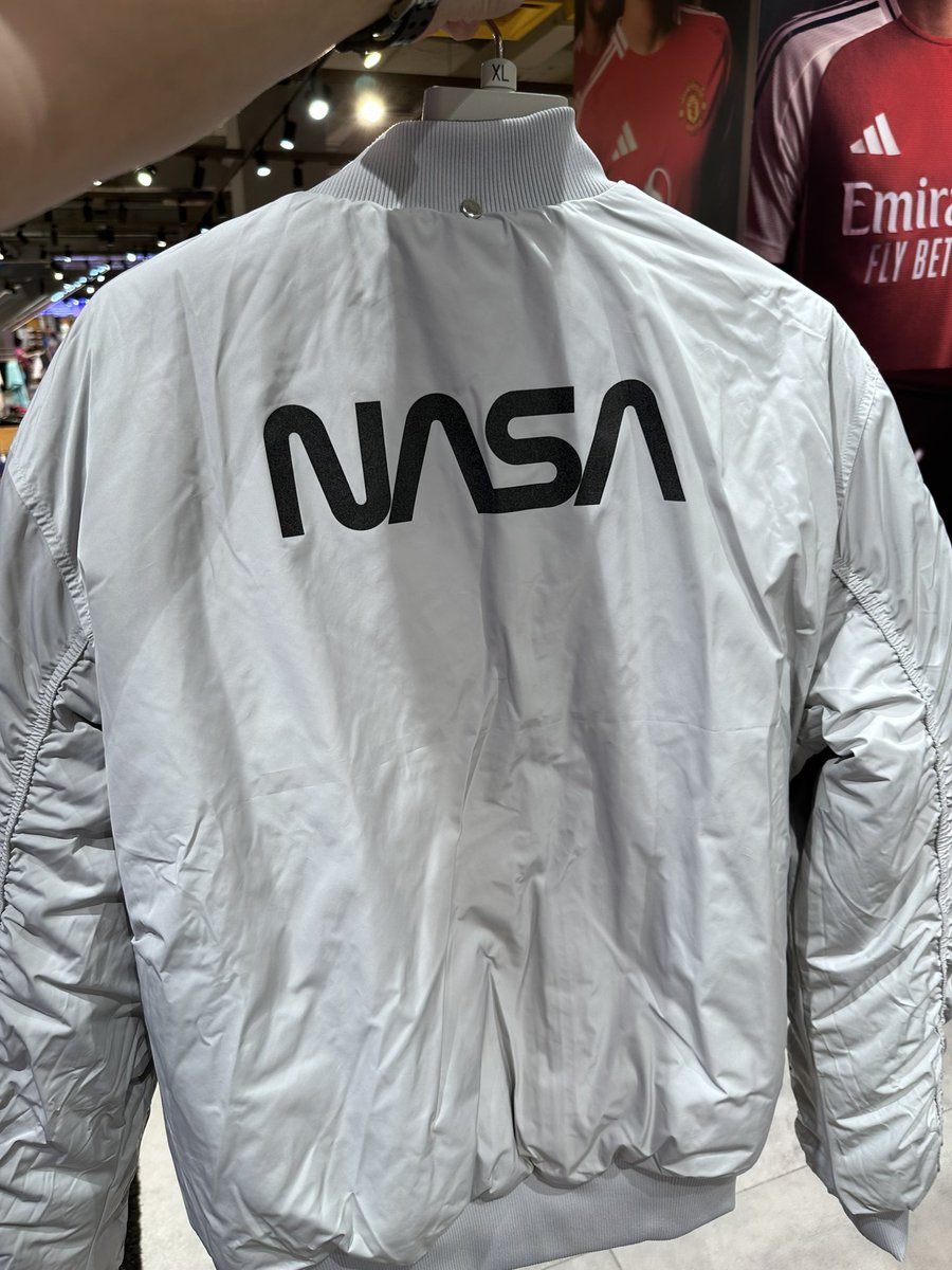 JUVENTUS x NASA BOMBER JACKET

Cc <a href="/andarsofian/">“𝗔 𝗡 𝗗 𝗔 𝗥”</a> <a href="/JCIndonesia/">Juventini Indonesia</a>