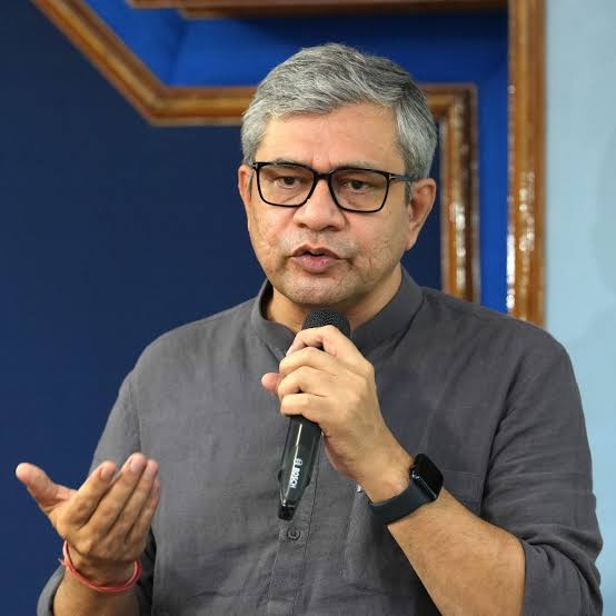 mypen2408's tweet photo. रेलवे में प्रगति के साथ-साथ सुरक्षा का ध्यान भी रखना अति आवश्यक है। 

आए दिन रेल दुर्घटना से रिलेटेड कोई ना कोई खबर आते रहती है। तर्क-वितर्क का दौर चलता रहता है लेकिन कोई ठोस कदम नहीं उठाता है।

सबकी जवाबदेहिता सुनिश्चित होना चाहिए। चाहे आम नागरिक हो या शासन
#TrainAccident https://t.co/3yRMV8Cv6u