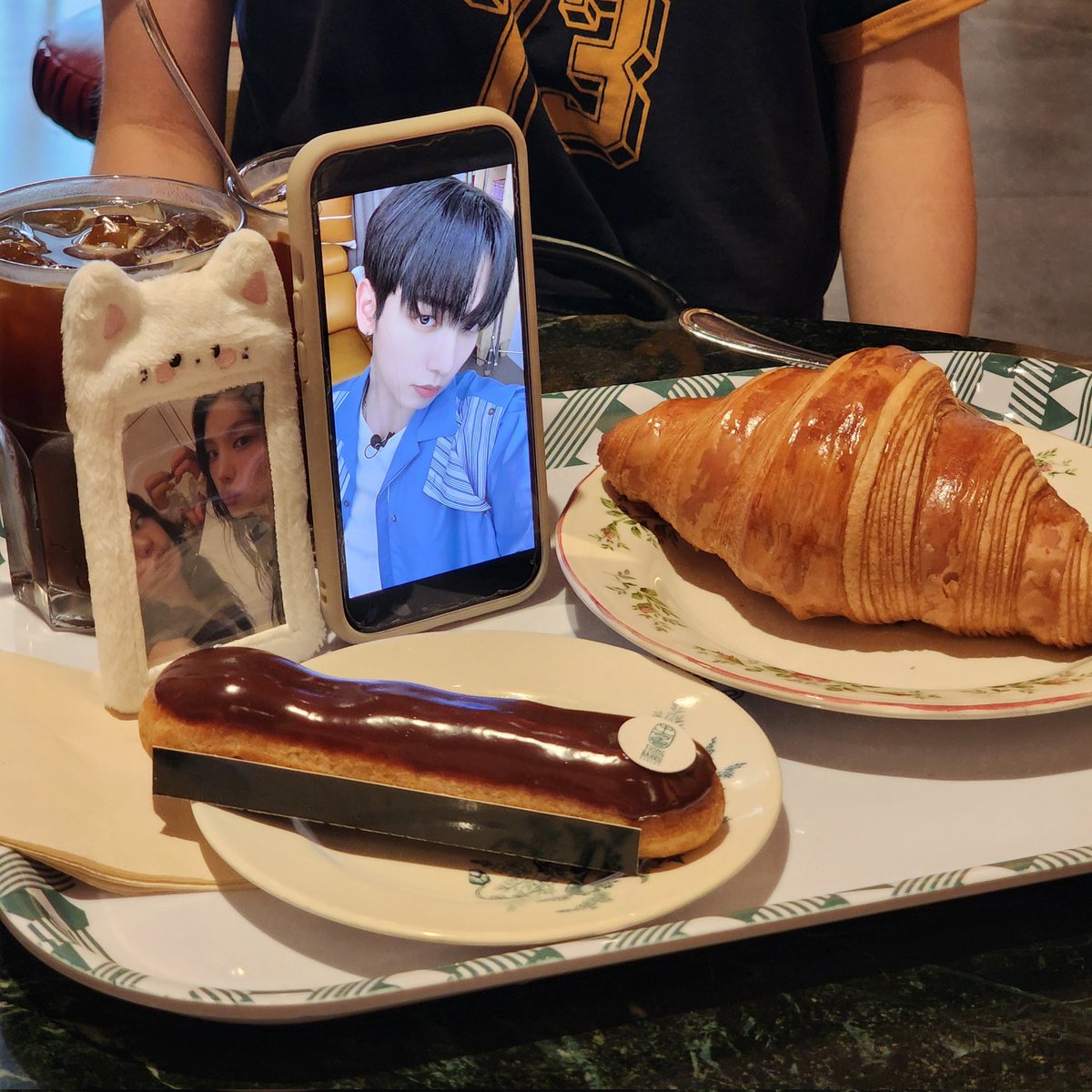 maybecatlover's tweet photo. 어떤여자랑 크로와상먹으러옴 https://t.co/pzkxm5YL7b