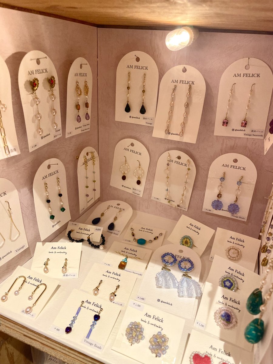 すこんぶ池袋店に納品してきました♪
池袋はヴィンテージ素材や本物のパールを使った上品なアクセサリーをたくさん取り揃えています✨

#すこんぶ　#ハンドメイドアクセサリー #ヴィンテージアクセサリー #刺繍アクセサリー