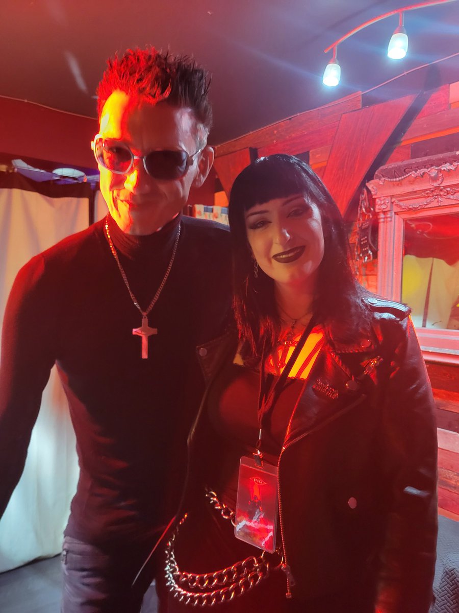 Kyvketsvki's tweet photo. bonus pics. there was a red light shinning on us at first but it was not cute so in the last one hes trying to block it with his hand lol https://t.co/hDzPtEEXvd