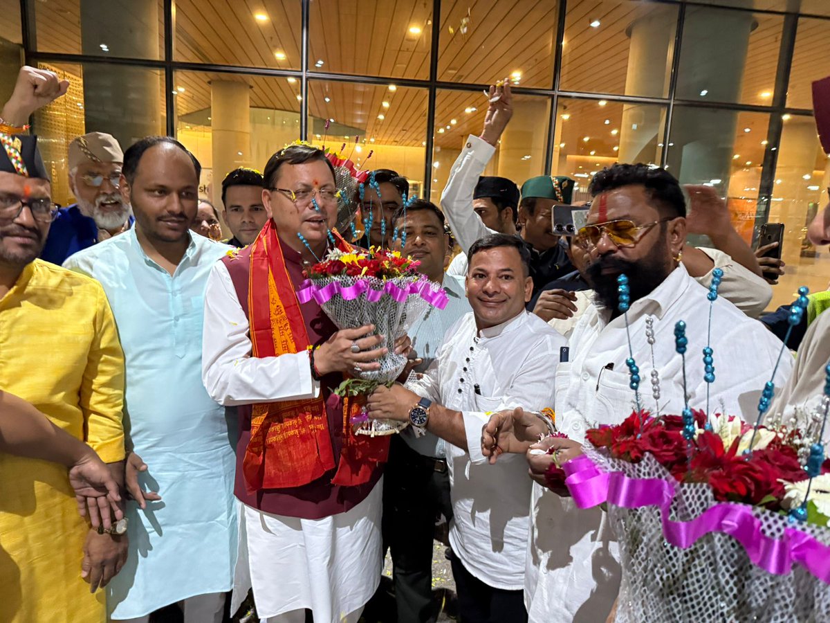 pushkardhami's tweet photo. मुंबई एयरपोर्ट पहुंचने पर बड़ी संख्या में प्रवासी उत्तराखण्डवासियों एवं भाजपा कार्यकर्ताओं ने आत्मीय स्वागत किया। इस दौरान मातृशक्ति से मिले असीम स्नेह और आशीर्वाद से अभिभूत हूँ। https://t.co/vdy0FWb2Dj