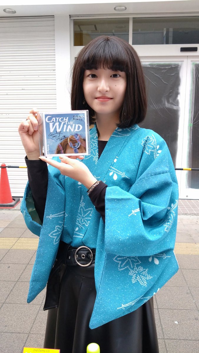 glad_lgm's tweet photo. Emily ちゃん。
5年ぶりの CD 発売!🎉
大宮まで来たのはこのため。
最近英語混じりの曲が多いから、歌詞カード見れるのはうれしい。
アレンジもどんな感じになってるか楽しみ!
新しい衣装も今日から。
#Emily17
#CatchTheWind
#E17_CTW
#大宮ホコ天ライブ https://t.co/mEHIA0GeX9