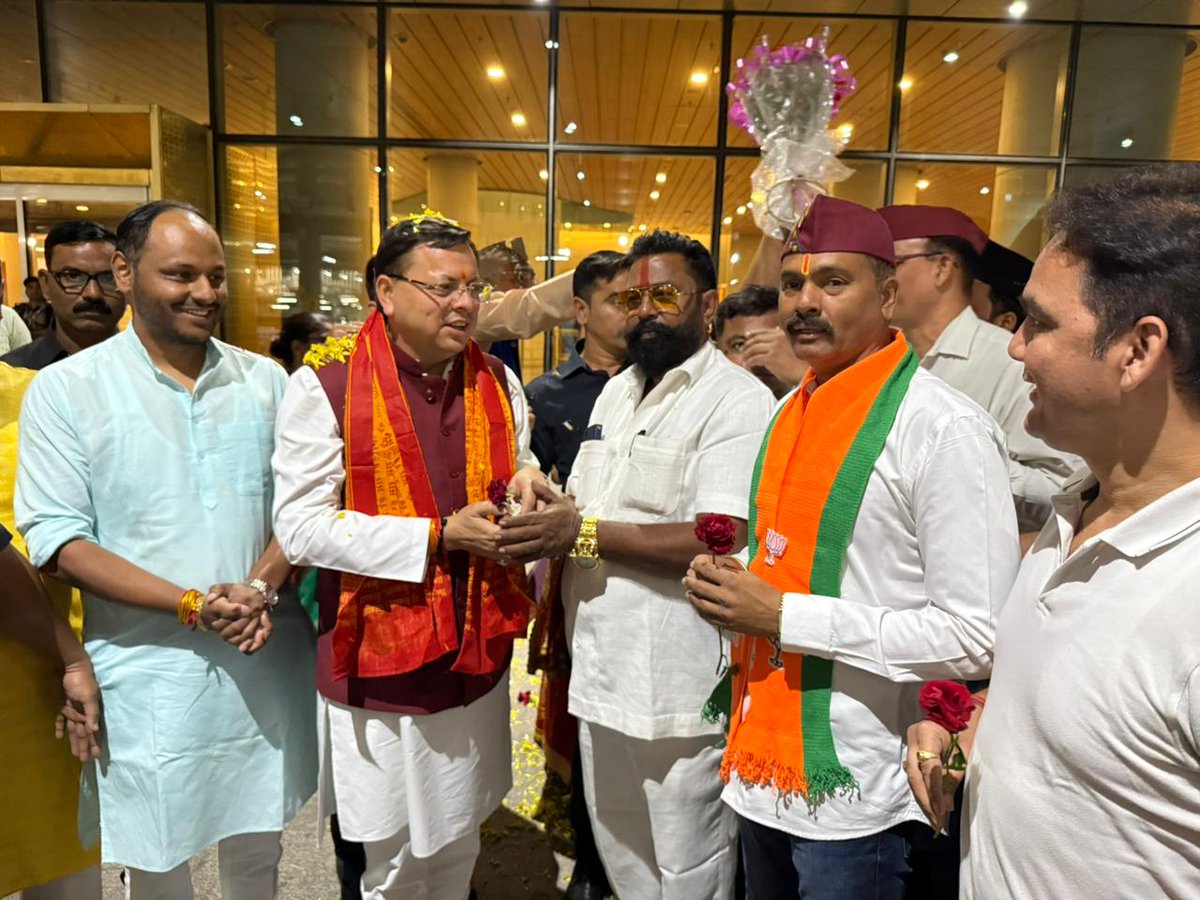 pushkardhami's tweet photo. मुंबई एयरपोर्ट पहुंचने पर बड़ी संख्या में प्रवासी उत्तराखण्डवासियों एवं भाजपा कार्यकर्ताओं ने आत्मीय स्वागत किया। इस दौरान मातृशक्ति से मिले असीम स्नेह और आशीर्वाद से अभिभूत हूँ। https://t.co/vdy0FWb2Dj