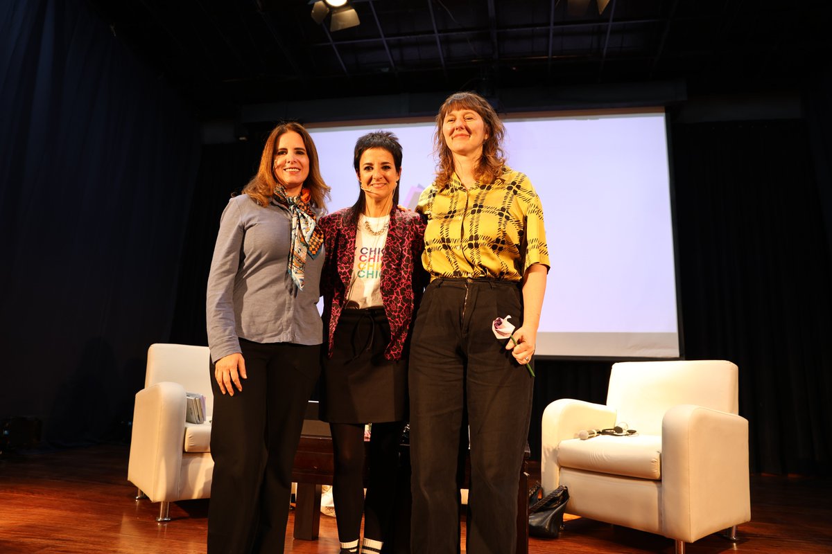 Hay Festival Esp (@hayfestival_esp) on Twitter photo 📚En la conversación Siempre la familia descubrimos las nuevas novelas de las escritoras @poetclare y <a href="/gemmaruiz_/">Gemma Ruiz Palà</a>. Con <a href="/ElisaGuerraCruz/">Elisa Guerra</a>, desde #HayArequipa24, reflexionaron sobre el presente de las mujeres y cómo contar historias.
“El libro se llama Nuestras madres porque apela 📚En la conversación Siempre la familia descubrimos las nuevas novelas de las escritoras @poetclare y <a href="/gemmaruiz_/">Gemma Ruiz Palà</a>. Con <a href="/ElisaGuerraCruz/">Elisa Guerra</a>, desde #HayArequipa24, reflexionaron sobre el presente de las mujeres y cómo contar historias.
“El libro se llama Nuestras madres porque apela