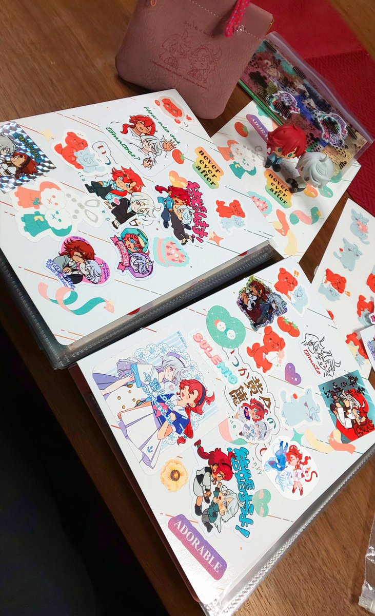 めっちゃめちゃ楽しいーーーー！！！🥰✨
左奥がシールやポスカやノベルティ用✨右手前がペーパー用☺️✨
これが私のスレミオちゃんバインダーだよぅ！ﾟ+.ヽ(≧▽≦)ﾉ.+ﾟ

#スレミオバインダーライフ