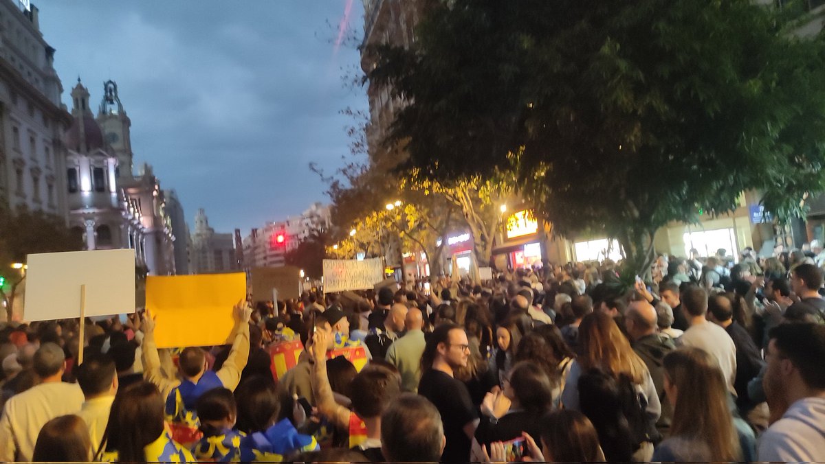CharlieRichard's tweet photo. @ppcv Fotos i vídeos d'ahir. Ni una bandera ni una esmena als Països Catalans. De fet, el que més hi havia eren Reial Senyeres. Sou uns infames, uns incompetents i uns criminals. I uns mentirosos de primera. https://t.co/4IijDS7mcy