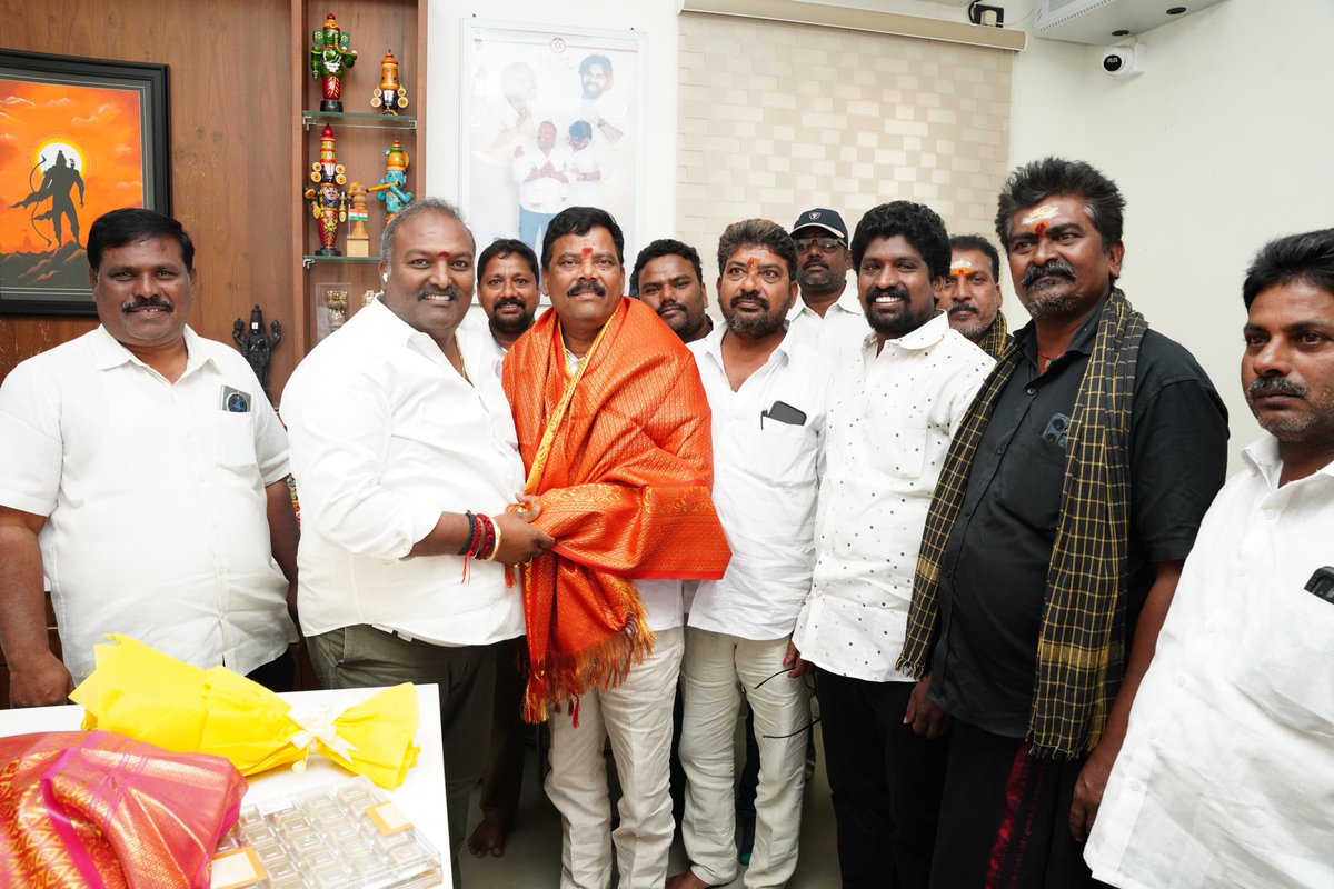vijaysundarapu's tweet photo. అచ్యుతాపురం యలమంచిలి నియోజకవర్గ ఎమ్మెల్యే శ్రీ సుందరపు విజయ కుమార్ నివాసం వద్ద మర్యాదపూర్వకంగా కలిసిన రాష్ట్ర రోడ్ల అభివృద్ధి కార్పొరేషన్ చైర్మన్ గా నియమితులైన ప్రగడ నాగేశ్వరరావు గారు, ఎమ్మెల్యే శ్రీ సుందరపు విజయ్ కుమార్ సాలువ తో ప్రగడ నాగేశ్వరరావు గారికి అభినందనలు తెలిపారు. #NDA https://t.co/eINeGXLfh2
