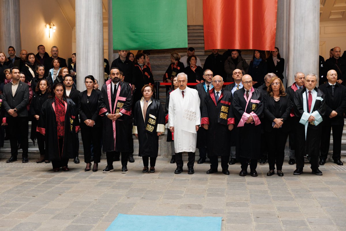 10 Kasım Atatürk’ü Anma Töreni, Rektörümüz Prof. Dr. Osman Bülent Zülfikar’ın Atatürk büstü önüne çelenk bırakması ile başladı. Saat 09.05’te siren sesleri ile bir dakikalık saygı duruşunun ardından İÜ Devlet Konservatuarı Orkestrası eşliğinde İstiklal Marşı okundu. #10Kasım
