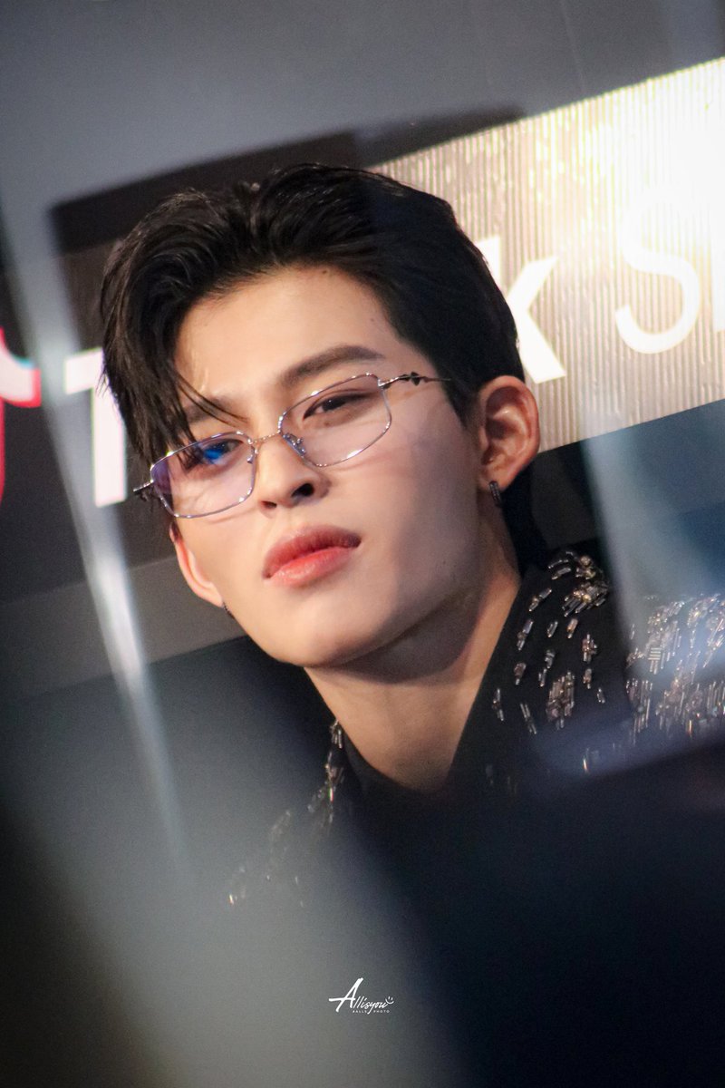 _AllisYou's tweet photo. [101124]  หล่อแบบจะล้มมม​🫠🫠

 POND TIKTOKSHOP LIVE
#TikTokShop1111Day2
#TikTokShop1111xPOND
@ppnaravit​ #ppnaravit​

-- #AllsPhoto​ -​- https://t.co/dpS8rVmmH5