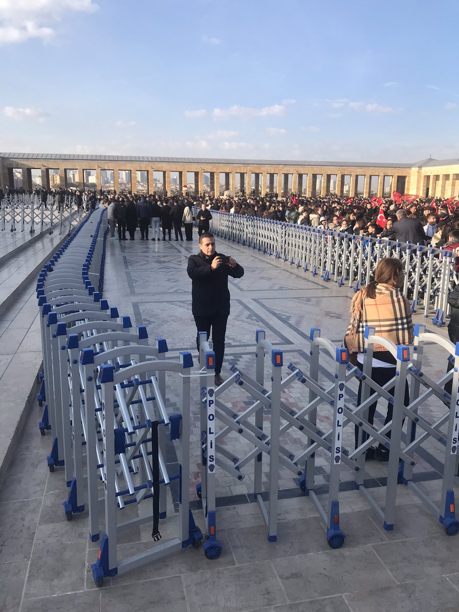 aybaltaci's tweet photo. Görseldeki boş bölüm neresi biliyor musunuz?

Devleti kuran kişinin vefatının seneyi devriyesinde, binlerce vatandaş dışarıda soğukta bekletilirler “imtiyazla” içeri alınıp töreni izleyen ve mevcut Cumhurbaşkanı’na tezahüratta bulunduktan sonra Mozoleyi ziyaret etmeden apar topar Anıtkabir’den otobüslerle ayrılan toplamın bıraktığı boşluk.