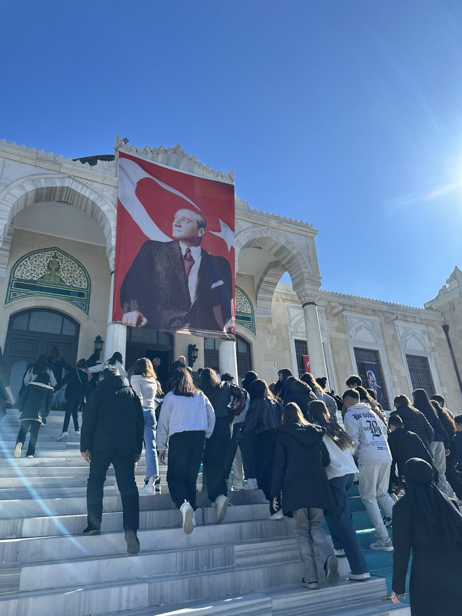 Etnografya müzesinde bulunan Atatürk heykelinin 1927 yılında Atatürk yaşarken yapıldığını biliyor muydunuz? O tarihte yapılmış olmasına rağmen ilginç olan at üzerindeki bakış açısının ebediyen yatacağı Anıtkabir’e bakıyor olması. #Atatürk #anıtkabir #10kasım. 🙏💐🇹🇷
