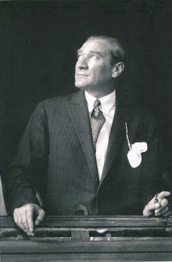 Bayrağın peşinde, ülkünün izinde....
Sevgi, saygı ve minnetle...
#ATATÜRKsonsuzakadar 
#AtatürküAnmaGünü 
#Atatürk