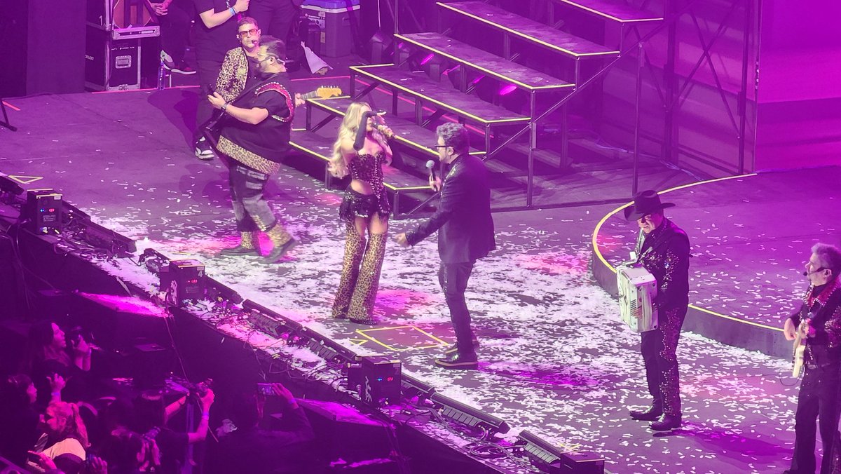 Desvelados_Tv's tweet photo. @alekssyntek_ofi @MAGNETOOFICIAL2 y #Garibaldi, invitados especiales en la Gran Fiesta la @LaCaseteraMX en la @ArenaMtyOficial 

Más de 3 horas de bailongo y más de 100 canciones fueron el menú que ofreció la banda cumbiera de #Monterrey.

👏🏼👏🏼👏🏼
🔥🔥🔥
😍😍😍

#LaCasetera https://t.co/VjSom8aiA9
