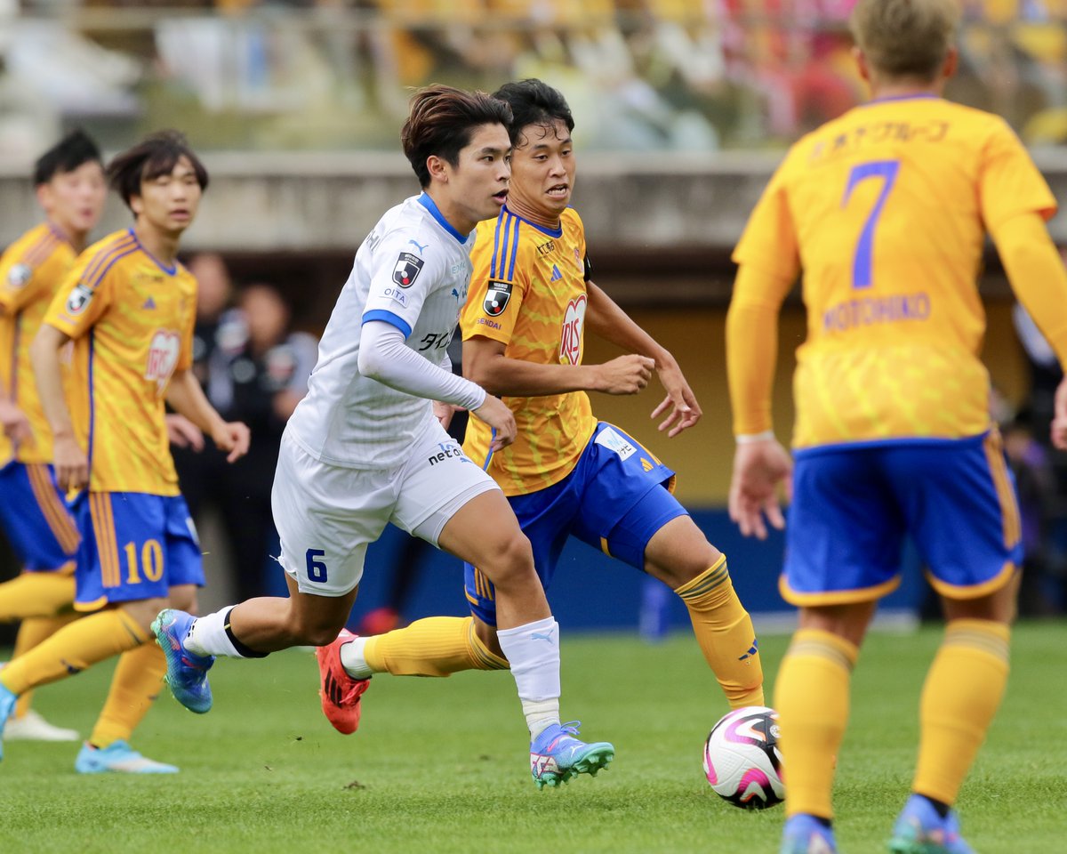 GoalJP_Official's tweet photo. 🟡 #ベガルタ仙台 のJ1昇格PO進出が決定！🔵 

J2最終節で大分トリニータに勝利！自力でJ1昇格プレーオフへの切符をつかんだ！

16分に真瀬拓海のヘディングが大分のOGを誘発し先制すると、50分には #郷家友太 が追加点！

後半ATに1点返されるが逃げ切り、PO進出を決めた。

仙台 2-1 大分 https://t.co/Ertbaq0gax
