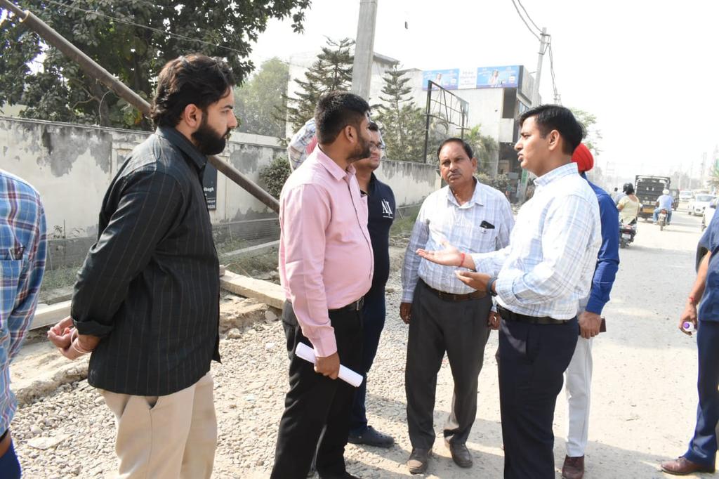 himan47agg_IAS's tweet photo. #Jalandhar Update: Work on Lama Jandu Singa road was inspected along with concerned officials. First 500 m stretch of the road will be completed in next 4 weeks. Strict instructions have been given to complete the rest of the works asap.

@CMOPb 
@CsPunjab 
@DCJALANDHAR_PB https://t.co/RvPDu96V8g