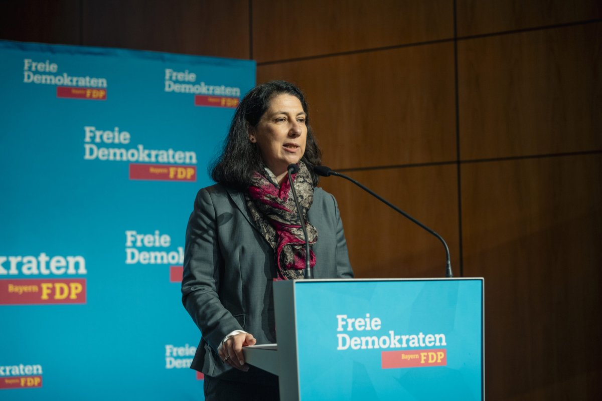 FdpAktiv's tweet photo. An diesem Wochenende findet der 86. Ordentliche Landesparteitag der FDP Bayern statt. Rund 400 Delegierte haben sich hierzu im Amberger Congresscentrum eingefunden. Die Landesvorsitzende Katja Hessel MdB hielt am Samstag nachfolgende Rede.
https://t.co/OZS1B3iQO5 https://t.co/S2xAeARM3k