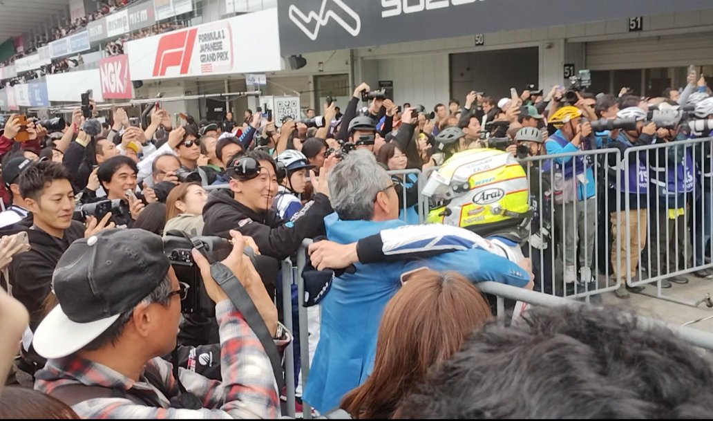 Orphnoch's tweet photo. ヒト中表彰式だらけ🏁
#太田格之進
#優勝
#坪井翔
#チャンピオン
#福住仁嶺
#3位
#おめでとう
#SF
#SuperFormula
#スーパーフォーミュラ
#最終戦
#鈴鹿サーキット
#KCMG
#kidscom
#Aoi
#myarms
#ミスターニシヤマ
#ヒト中表彰式だらけ
#Jump!
#プリント
#レーシングスーツプリント
#ユニフォーム https://t.co/EnmXhUfJ6F