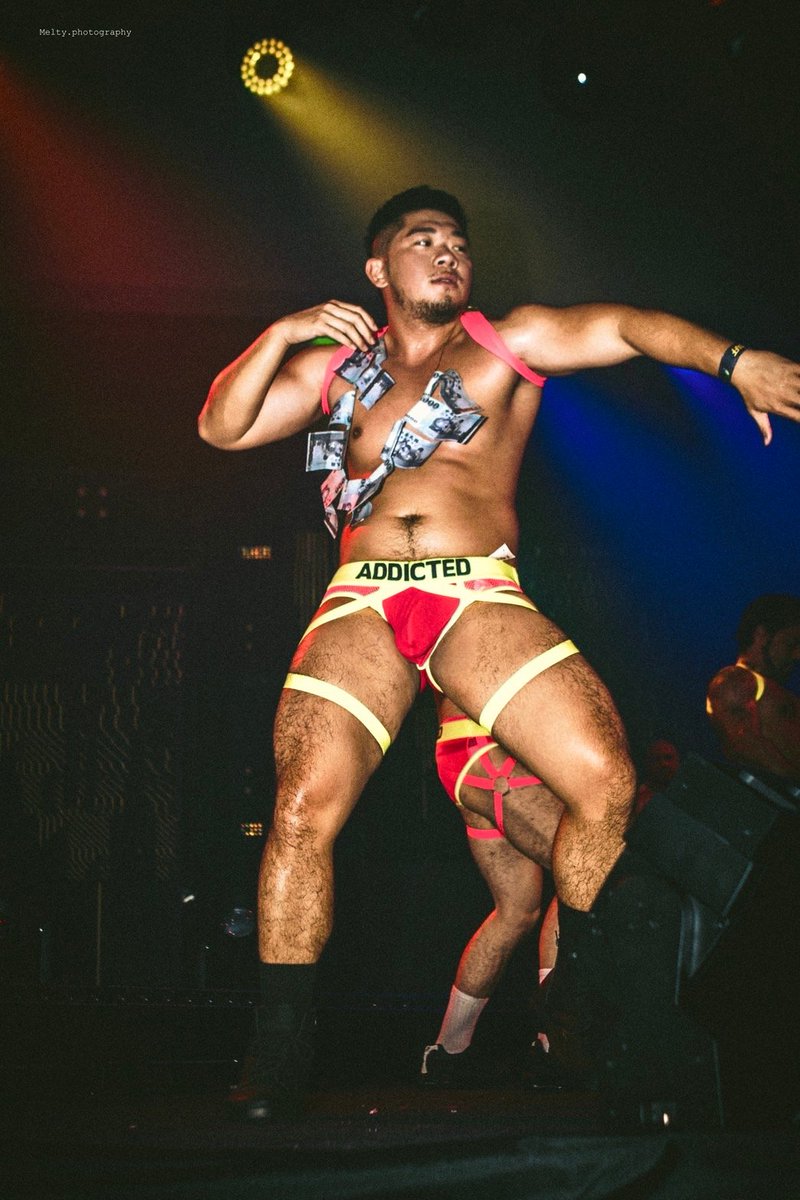 天啊 好好看🤩當天一共有三套服裝，這套已經是最後一套，感謝Tony記錄了這珍貴的一刻❤️人生不知道有幾次機會能站上舞台，第一次又是如此的讓人印象深刻。雖然沒有別人優，身材也沒有別人好，也沒有舞台經驗，但我至少可以成為最賣力的那個人💦把握每個機會並心存感謝🙏
#stage #firsttime