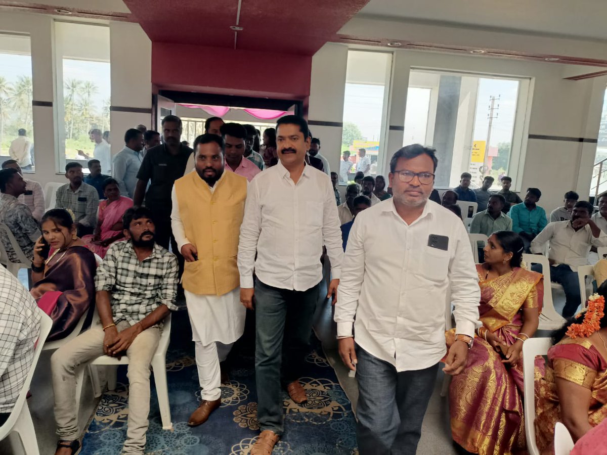 SwamyJ1983's tweet photo. ಇಂದು ಪ್ರತಾಪ್ ಸಹೋದರಿ ವಿವಾಹ ಕಾರ್ಯಕ್ರಮ ದಲ್ಲಿ ಮಾಜಿ ಗುಂಡ್ಲುಪೇಟೆ ಶಾಸಕರು ಸಿ.ಎಸ್. ನಿರಂಜನ್ ಕುಮಾರ್ ಸರ್ ವದು ವರರನ್ನು ಆಶೀರ್ವಾದ ಮಾಡಲು ಬೇಟಿ ನೀಡಿದ್ದ ಕ್ಷಣ. https://t.co/yPATHeI3Qg