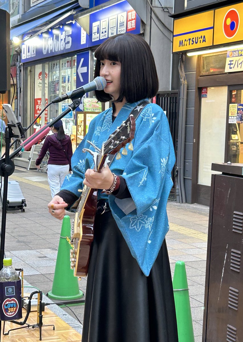 emily_emily_17's tweet photo. #大宮ホコ天ライブ パフォーマンス#76 にてEmily17の2ステージ目がスタートしました!
3rd Demo CD #CatchTheWind 発売記念のセットリストとなっておりますのでどうぞお楽しみください🎶
(スタッフ)
#Emily17 https://t.co/Gso0b6WCuW