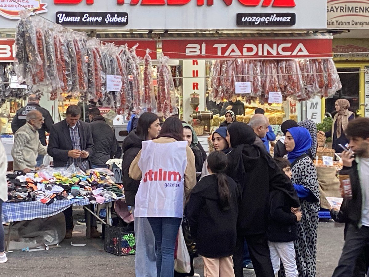 atilimgazete30's tweet photo. 📍İSTANBUL

Sultangazi ilçesi Yunus Emre mahallesinde esnaf ziyareti yaptık, ev ev dolaşarak gazetemiz Atılım'ı emekçi halkımıza ulaştırdık. Pazar yerinde ajitasyon konuşmaları yaparak gazetemizin satışını gerçekleştirdik.

"Kayyum darbesine karşı birleşik halk direnişine!"

#Atılım30Yaşında