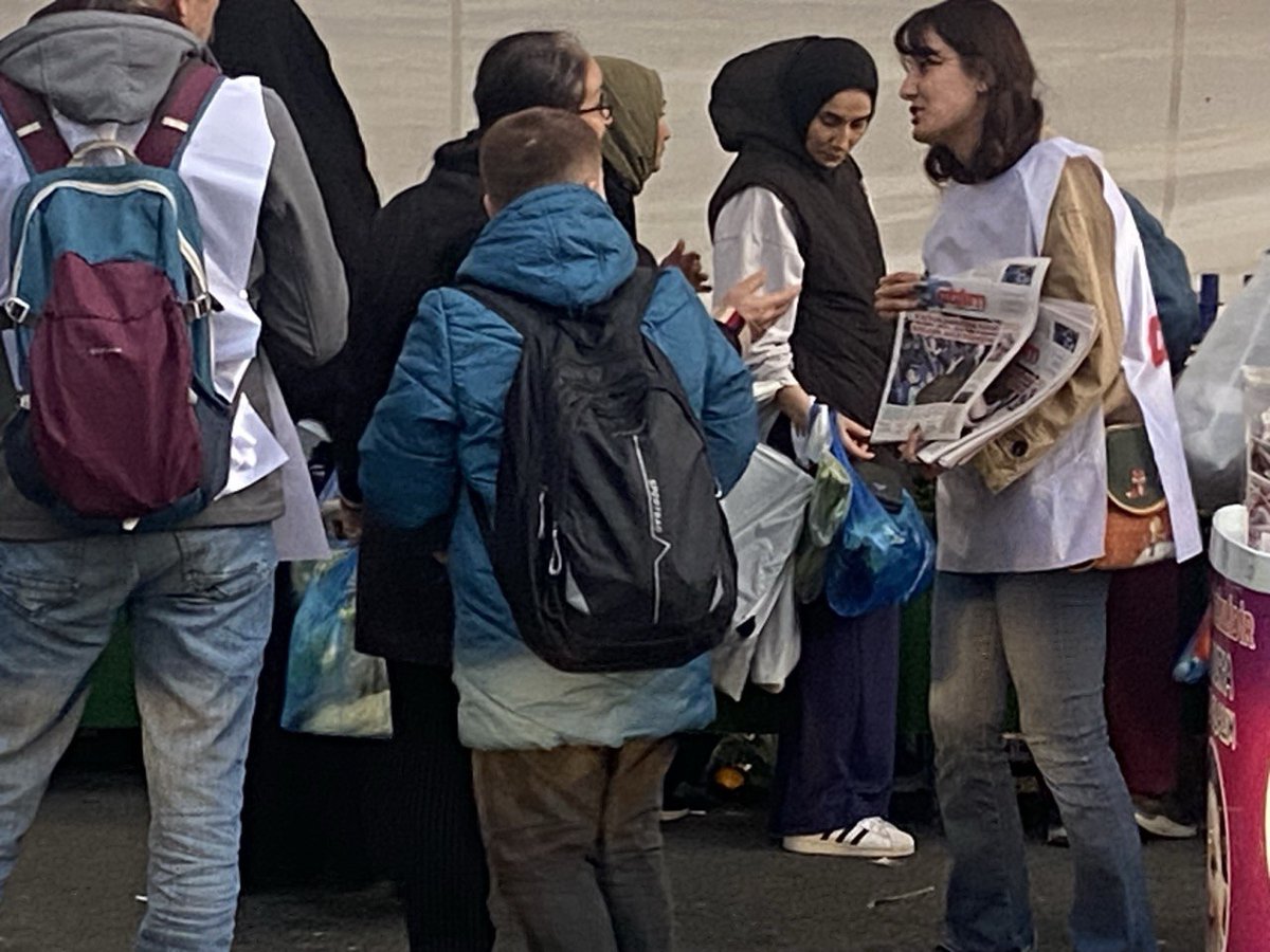 atilimgazete30's tweet photo. 📍İSTANBUL

Sultangazi ilçesi Yunus Emre mahallesinde esnaf ziyareti yaptık, ev ev dolaşarak gazetemiz Atılım'ı emekçi halkımıza ulaştırdık. Pazar yerinde ajitasyon konuşmaları yaparak gazetemizin satışını gerçekleştirdik.

"Kayyum darbesine karşı birleşik halk direnişine!"

#Atılım30Yaşında