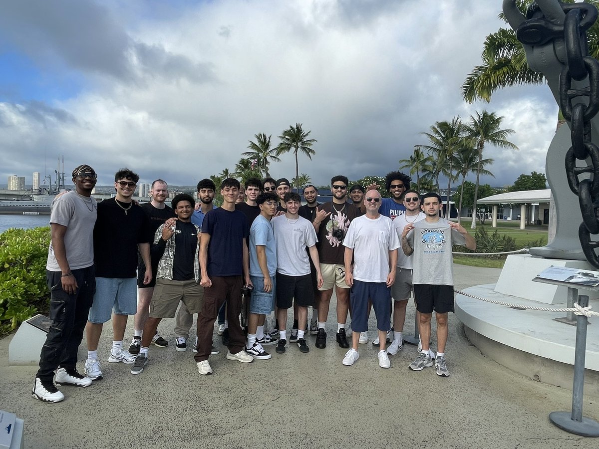 Tim Cook tweet media