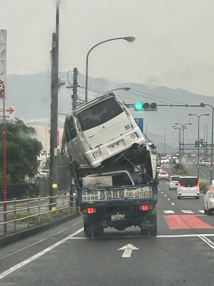 Code_number007's tweet photo. すごい積み方雑すぎる笑 https://t.co/DY9Wmlzy26