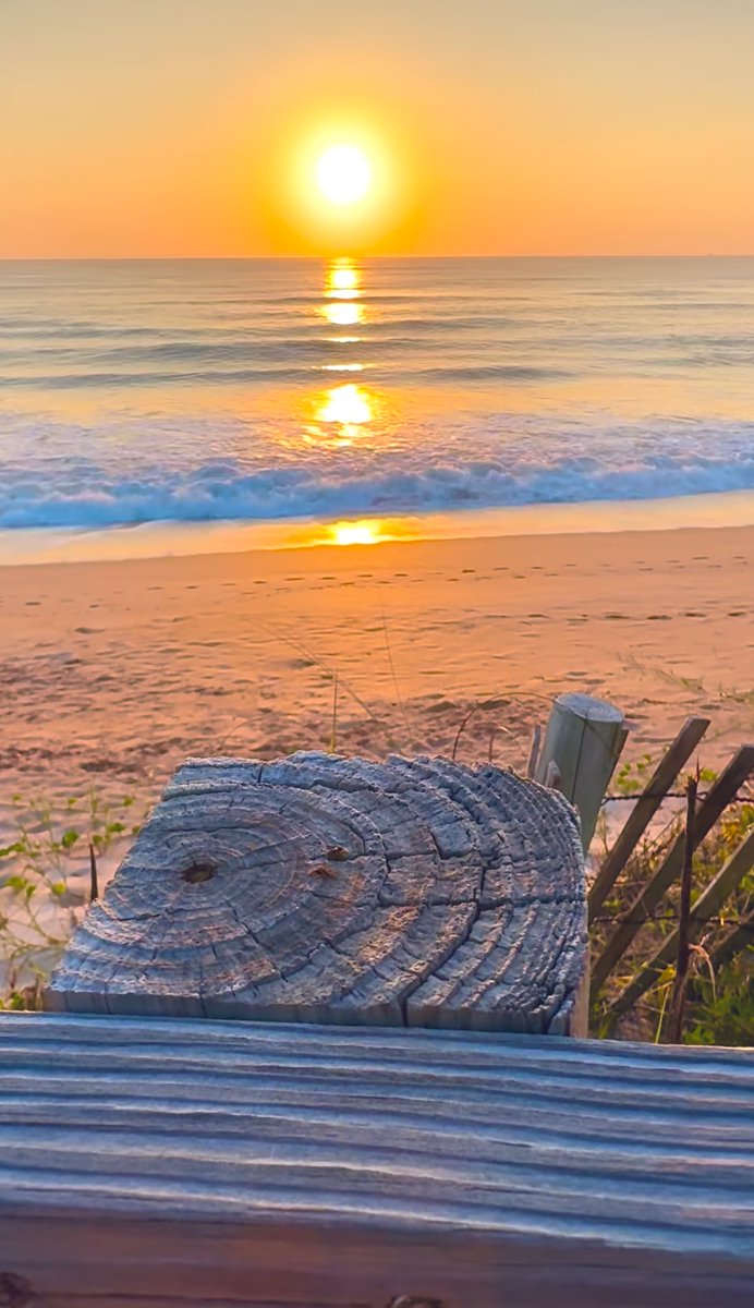 You will always win when you move with love and genuine intentions. Always… 
#SundaySunrise #GoodMorning 🧡