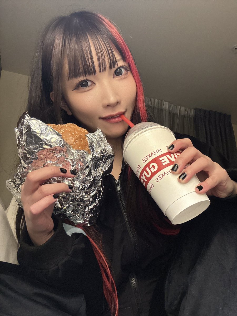 maki_itoh's tweet photo. I'm happier eating a hamburger in my room than going to a party.😸 https://t.co/GSpA1hAfAy