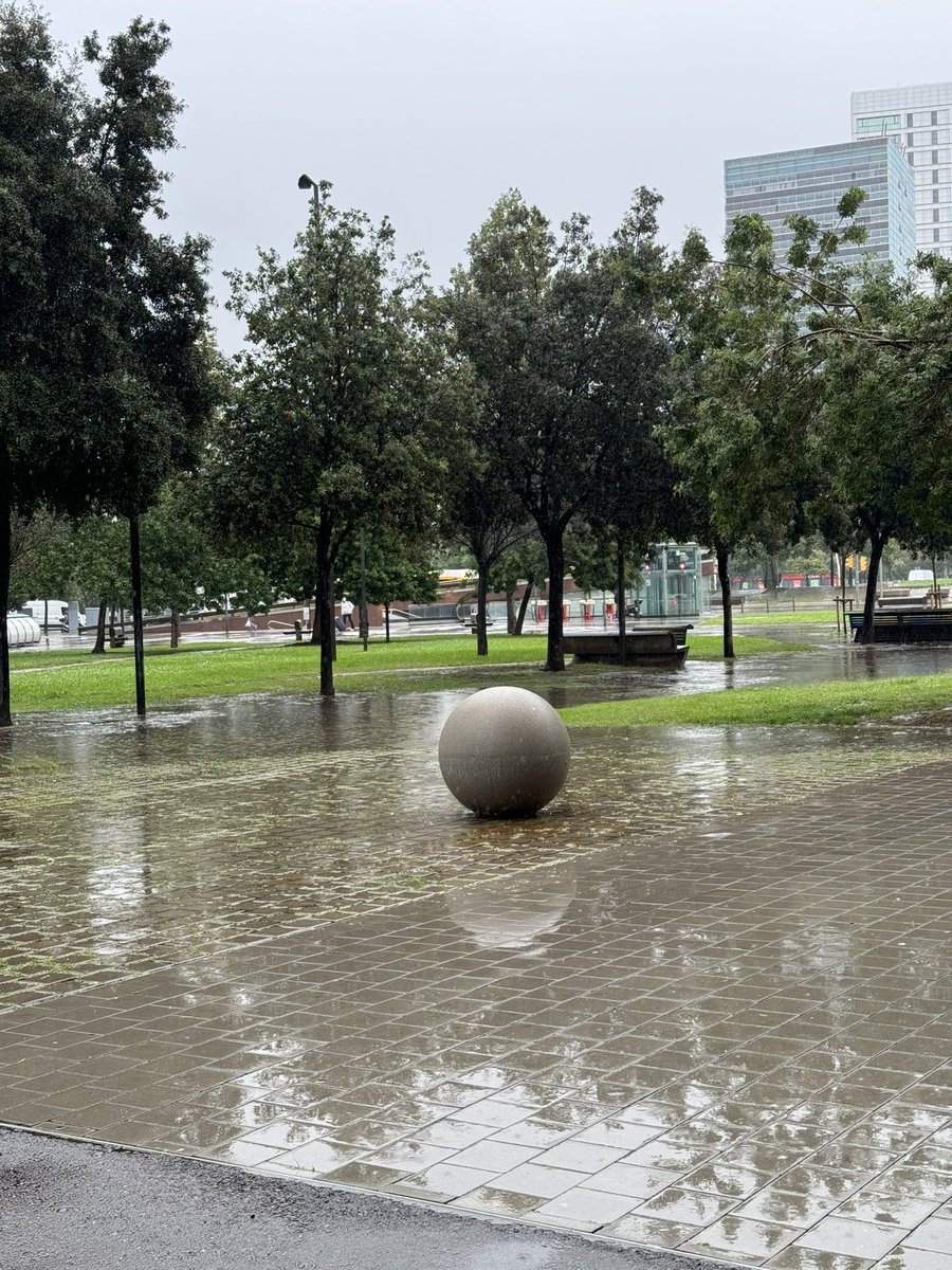 Jacquetna's tweet photo. @emergenciescat @LHAjuntament Quan plou la Plaça Europa es torna totalment intransitada i inundada. Quan s’arrelarà aquest problema?@DavidQuirosLH https://t.co/yGRkcbDrWL