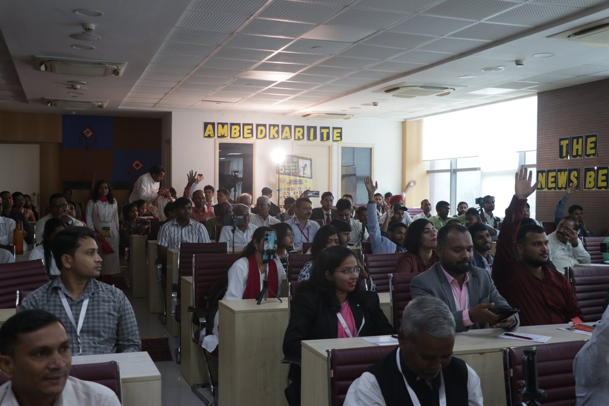 वरिष्ठ पत्रकार और <a href="/DalitDastak/">Dalit Dastak | दलित दस्तक</a> के संपादक <a href="/ashokdasDDastak/">Ashok Das</a> बहुजन यूट्यूबर मीट 2024 में शामिल प्रतिभागियों को 'Basics of Journalism' विषय पर मेंटर कर रहे हैं। #BahujanYouTubersMeet2024