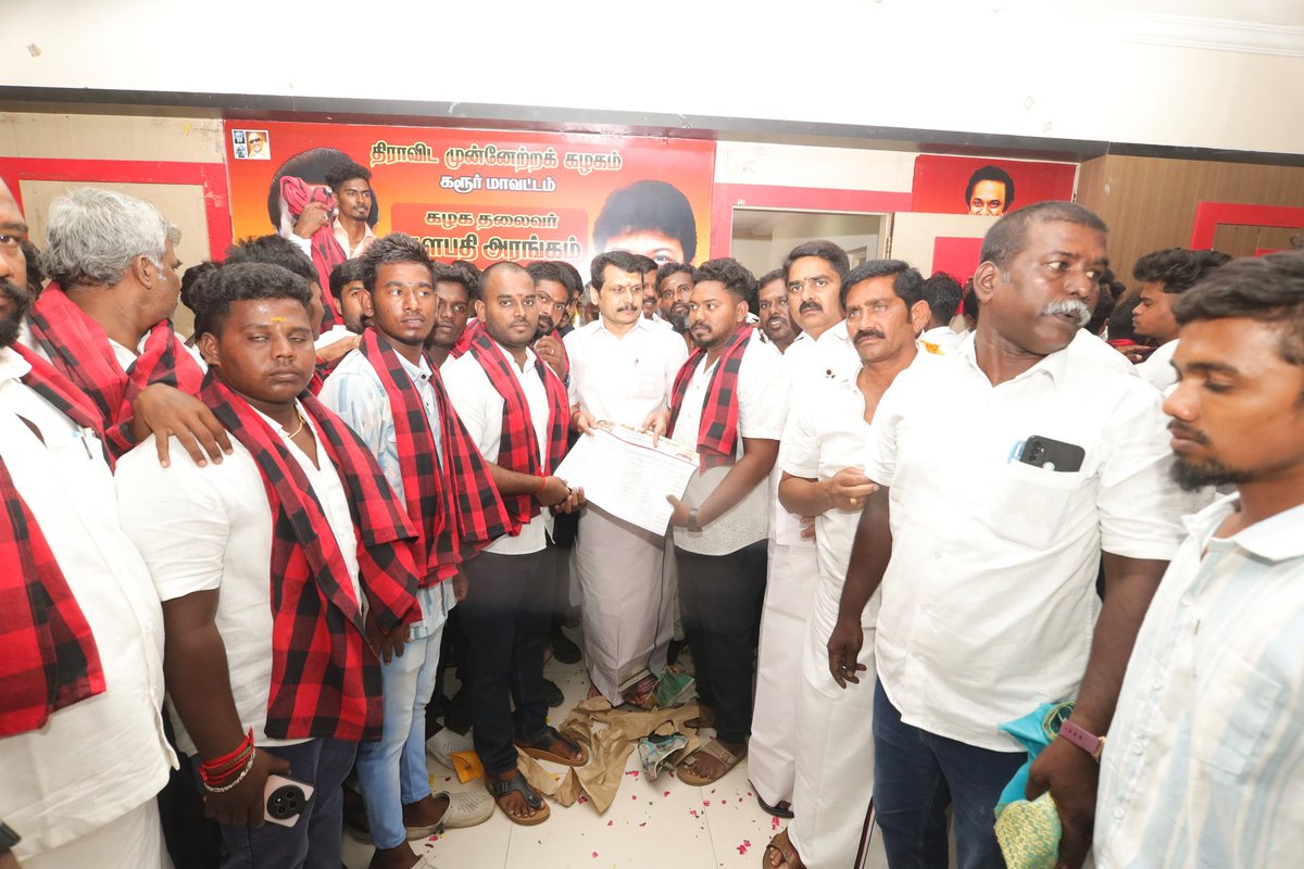 V.Senthilbalaji (@v_senthilbalaji) on Twitter photo மாநிலம் முன்னேறிட, திராவிட நாயகர், மாண்புமிகு தமிழ்நாடு முதலமைச்சர் தளபதி <a href="/mkstalin/">M.K.Stalin</a> அவர்களின் தலைமையே தேவை என்றுணர்ந்து, கரூர் சட்டமன்ற தொகுதி மற்றும் அரவக்குறிச்சி சட்டமன்ற தொகுதியை சார்ந்த, பாஜக மற்றும் அதிமுகவை சேர்ந்த நூற்றுக்கும் மேற்பட்டவர்கள், இன்று அந்தந்த கட்சிகளில் மாநிலம் முன்னேறிட, திராவிட நாயகர், மாண்புமிகு தமிழ்நாடு முதலமைச்சர் தளபதி <a href="/mkstalin/">M.K.Stalin</a> அவர்களின் தலைமையே தேவை என்றுணர்ந்து, கரூர் சட்டமன்ற தொகுதி மற்றும் அரவக்குறிச்சி சட்டமன்ற தொகுதியை சார்ந்த, பாஜக மற்றும் அதிமுகவை சேர்ந்த நூற்றுக்கும் மேற்பட்டவர்கள், இன்று அந்தந்த கட்சிகளில்
