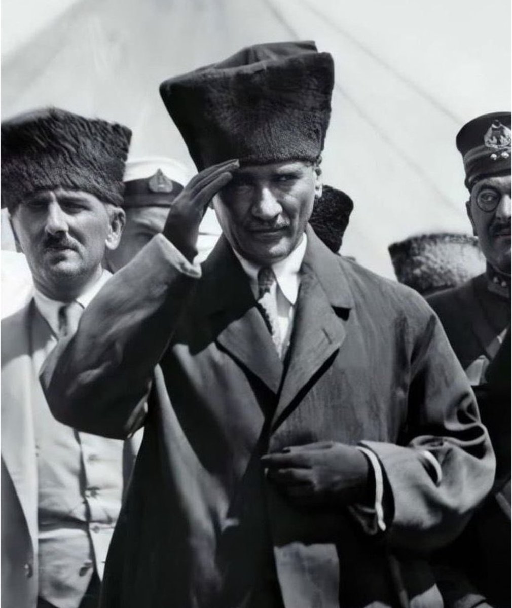 Saygı olsun bu çelik atlıların gök tuğuna,
Tuğu kaldırmış olan orduların Başbuğuna! 

Saygı ve minnetle anıyorum

#MustafaKemalAtatürk  #10Kasim1938