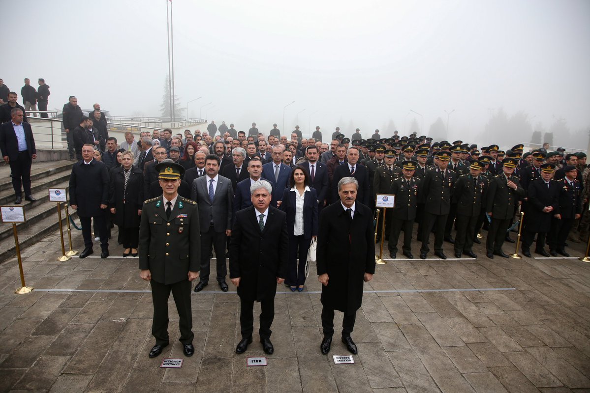 Başkan Yardımcımız Av. Şükran Taşdemir Elbirlik, Gazi Mustafa Kemal Atatürk’ün aramızdan ayrılışının 86. yıl dönümü nedeniyle Sakarya Valiliği tarafından Valilik Kampüsünde düzenlenen Atatürk Anıtı’na Çelenk Sunma Töreni’ne katıldı.