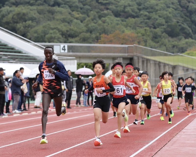 mhings_marathon's tweet photo. 本日（11/10）開催の「三菱重工マラソン部といっしょに走ろう会」🏃‍♂️

昼前から雨が降る中☂️約300名の皆さまにご参加頂きました✨

みんな風邪ひかないでね〜!!

チームはここから元日のニューイヤー駅伝に向け気を引き締めて頑張ります💪 https://t.co/sp2Mt6Qmxu