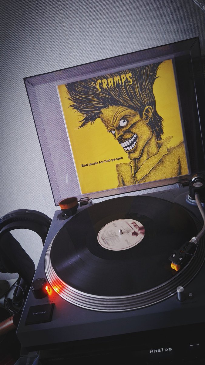 Scribophil's tweet photo. Für die #wednesdaynetflix Fans hier. Das Original ist besser 😁 
#nowspinning #vinylrecords #googoomuck #thecramps https://t.co/iNqvfTZsTO