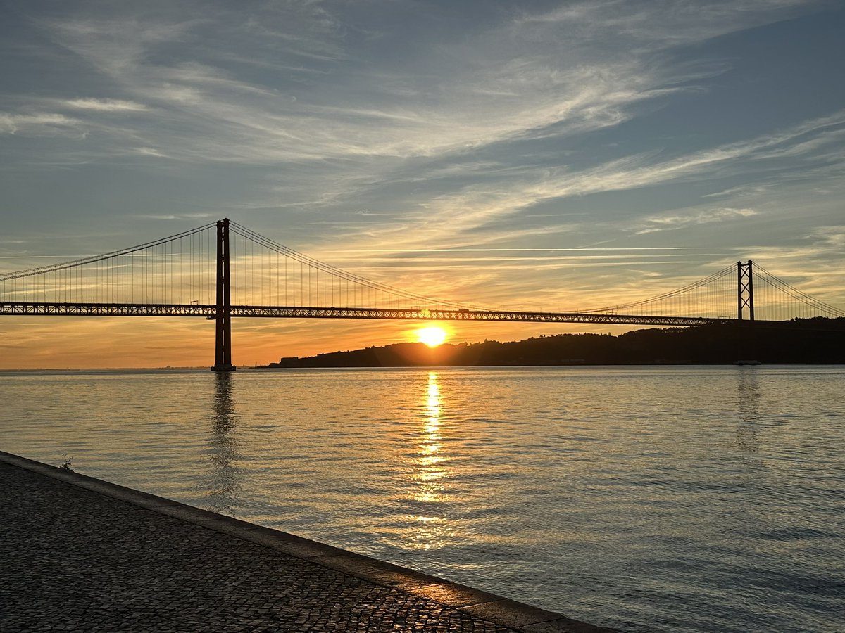 Stunning start to the day <a href="/EAUNurses/">European Association of Urology Nurses (EAUN)</a> #ESUN24 9am start don't be late! Awesome lineup this morning #bladdercancer #NMIBC #Lisbonsunrise