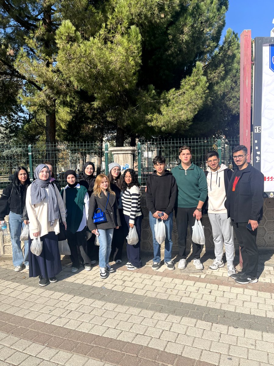 uludaguatt's tweet photo. Uluslararası Ticaret Topluluğu Üyelerimizle birlikte sokak hayvanları için mama dağıtımı gerçekleştirdik. Destekleriyle yanımızda olan tüm üyelerimize teşekkür ederiz 🐾🐶🐱 https://t.co/BQBIwQOF4m