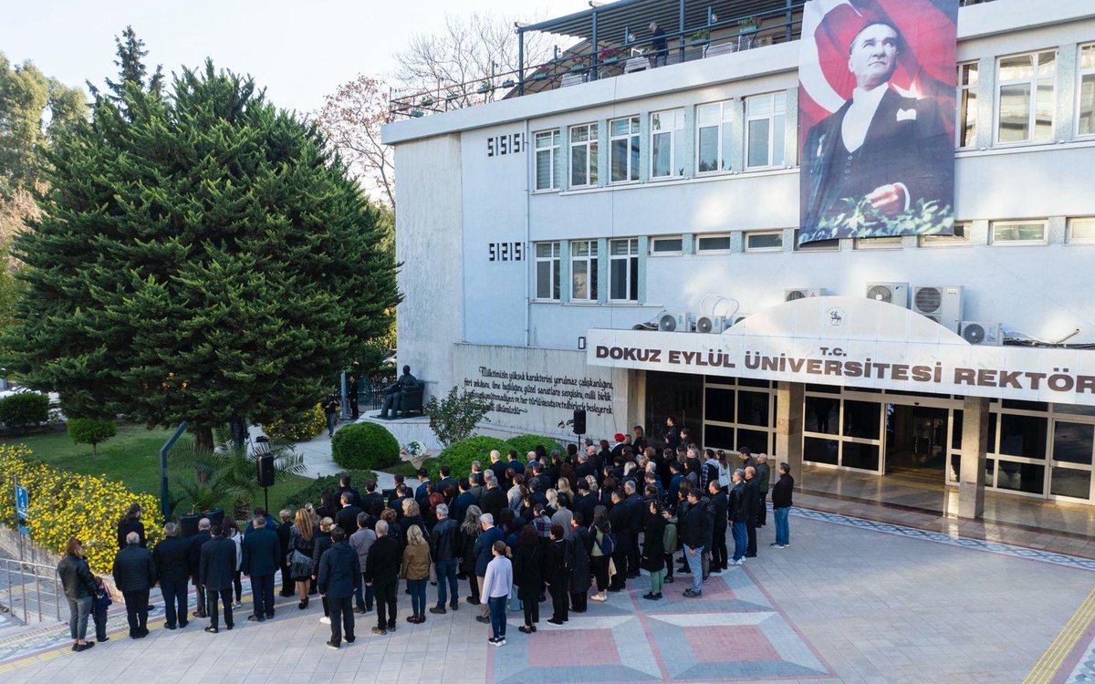🇹🇷 Ulu Önder Gazi Mustafa Kemal Atatürk’ü, Rektörlük Yerleşkemiz önünde saat 9'u 5 geçe düzenlediğimiz anma töreni ile büyük bir saygı, minnet ve özlemle andık. 

Dokuz Eylül Üniversitesi olarak, O’nun değerlerini geleceğe taşımayı görev biliyor; logomuzda gururla taşıdığımız