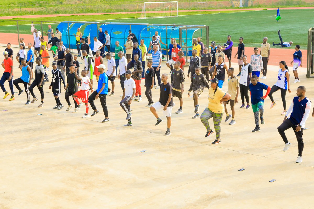 NyagatareDistr's tweet photo. Muri iki gitondo, hirya no hino mu Mirenge igize Akarere, Abayobozi mu nzego zitandukanye bifatanyije n'abaturage muri siporo rusange, ku rwego rw'Akarere yakorewe @NyagatareSector. 1/2 https://t.co/bwSPXpFji0