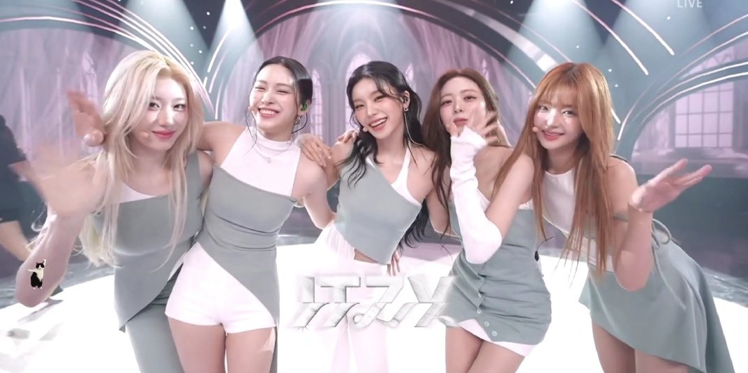 NO I'M NOT CRYING!!! MY ITZY :'((((((