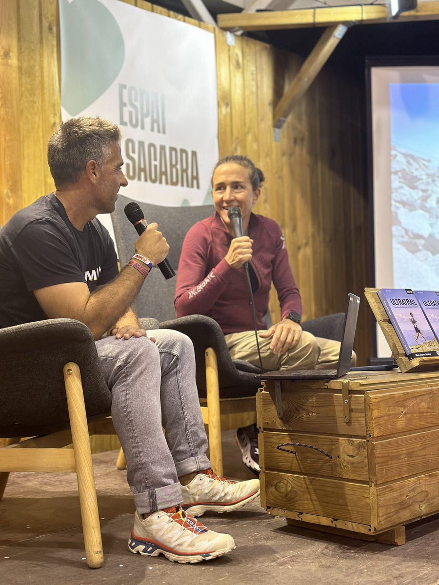 Cita obligada aquest cap de setmana 🥰 <a href="/FiraMuntanya/">Fira de la Muntanya Vic</a> de Vic. Aquest any he tingut la sort de presentar #Ultratrail el nou llibre de <a href="/albertjorquera/">Albert Jorquera</a> de la mà de <a href="/Cossetania/">Cossetània Edicions</a> 📚👌🏻