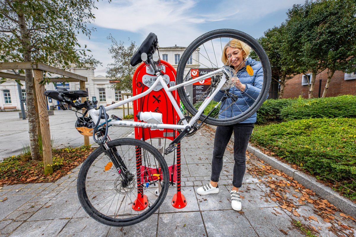 CleverSeries's tweet photo. 🔹La Ville d'Armentières (59), s'équipe d'une station de réparation IFIX🚴🔧
📌Située sur le parvis de la gare de train.
- En libre-service et accessible 24/24h
➡ Réparer tous types d’ennuis mécanique
➡ Regonfler rapidement son vélo 
➡ Accéder aux tutos de mécanique
Enjoy 🚴‍♀️🚴 https://t.co/2uugL8bRSQ